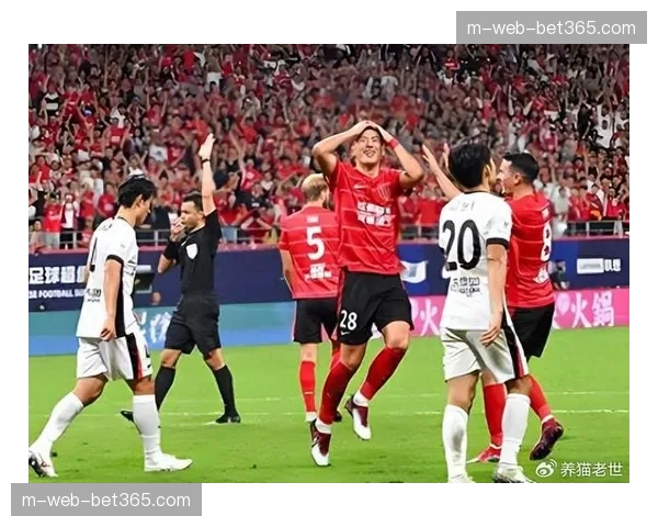 韦林顿血染赛场梅开二度:蓉城外援展现铁血精神